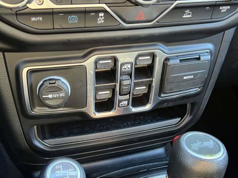 Used 2023 Jeep Wrangler Unlimited w/ Sun & Screen Package image 15