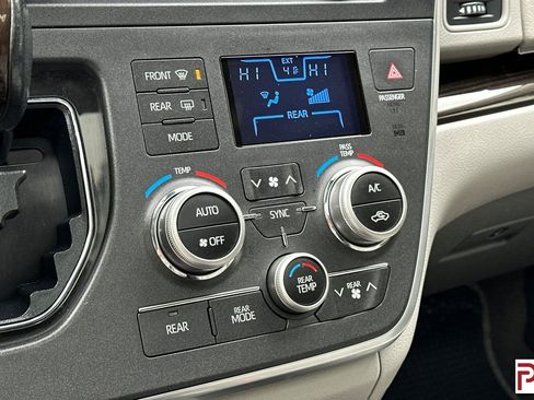 Used 2018 Toyota Sienna XLE Premium image 30