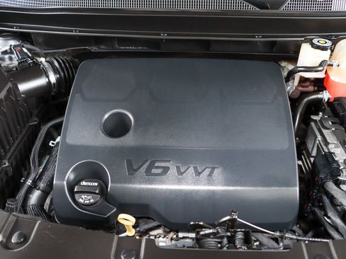 Used 2021 Chevrolet Traverse LT image 32