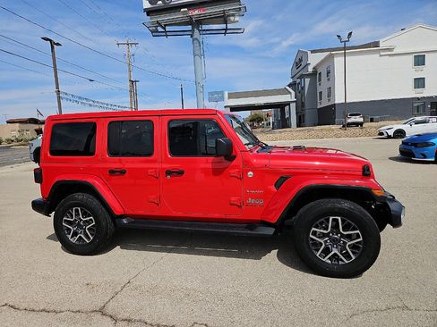 Used 2024 Jeep Wrangler Sahara image 6