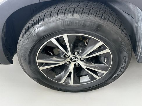 Used 2019 Toyota Highlander LE FWD image 11