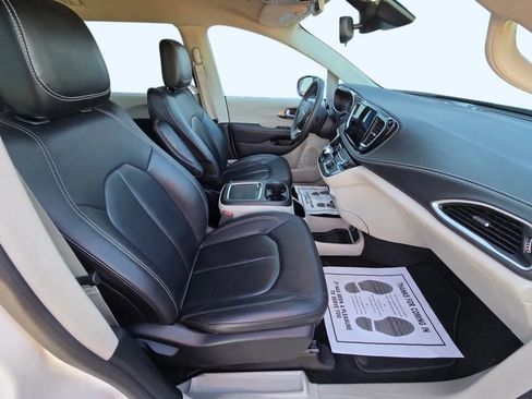 Used 2024 Chrysler Pacifica Select image 24