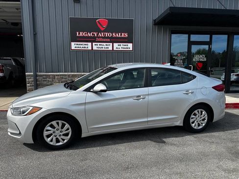 Used 2017 Hyundai Elantra SE FWD image 2