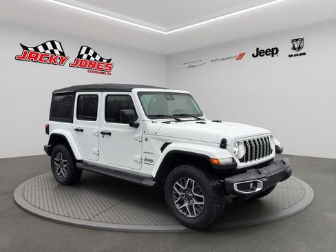 Used 2024 Jeep Wrangler Sahara image 11