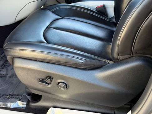 Used 2023 Chrysler Pacifica Touring-L image 20