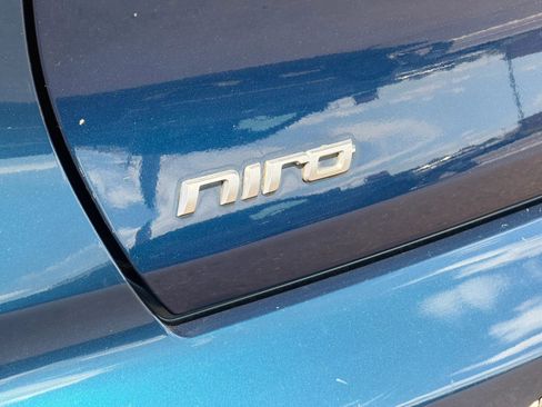 Used 2018 Kia Niro EX w/ EX Premium Package FWD image 11