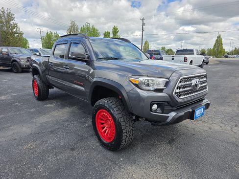 Used 2017 Toyota Tacoma TRD Off-Road w/ Premium & Technology Package AWD/4WD image 3