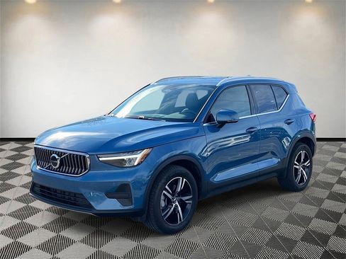 Used 2025 Volvo XC40 B5 Core w/ Climate Package image 7