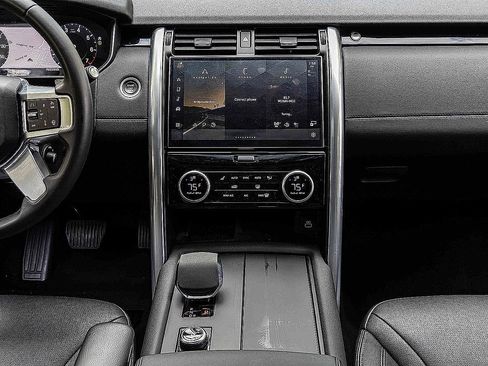 Used 2024 Land Rover Discovery S image 12