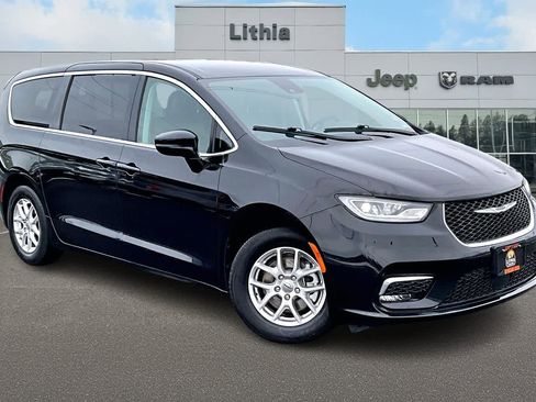 Used 2024 Chrysler Pacifica Touring-L image 22