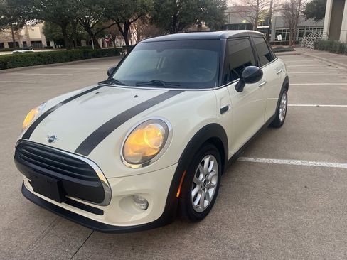 Used 2019 MINI Cooper 4-Door Hardtop image 4