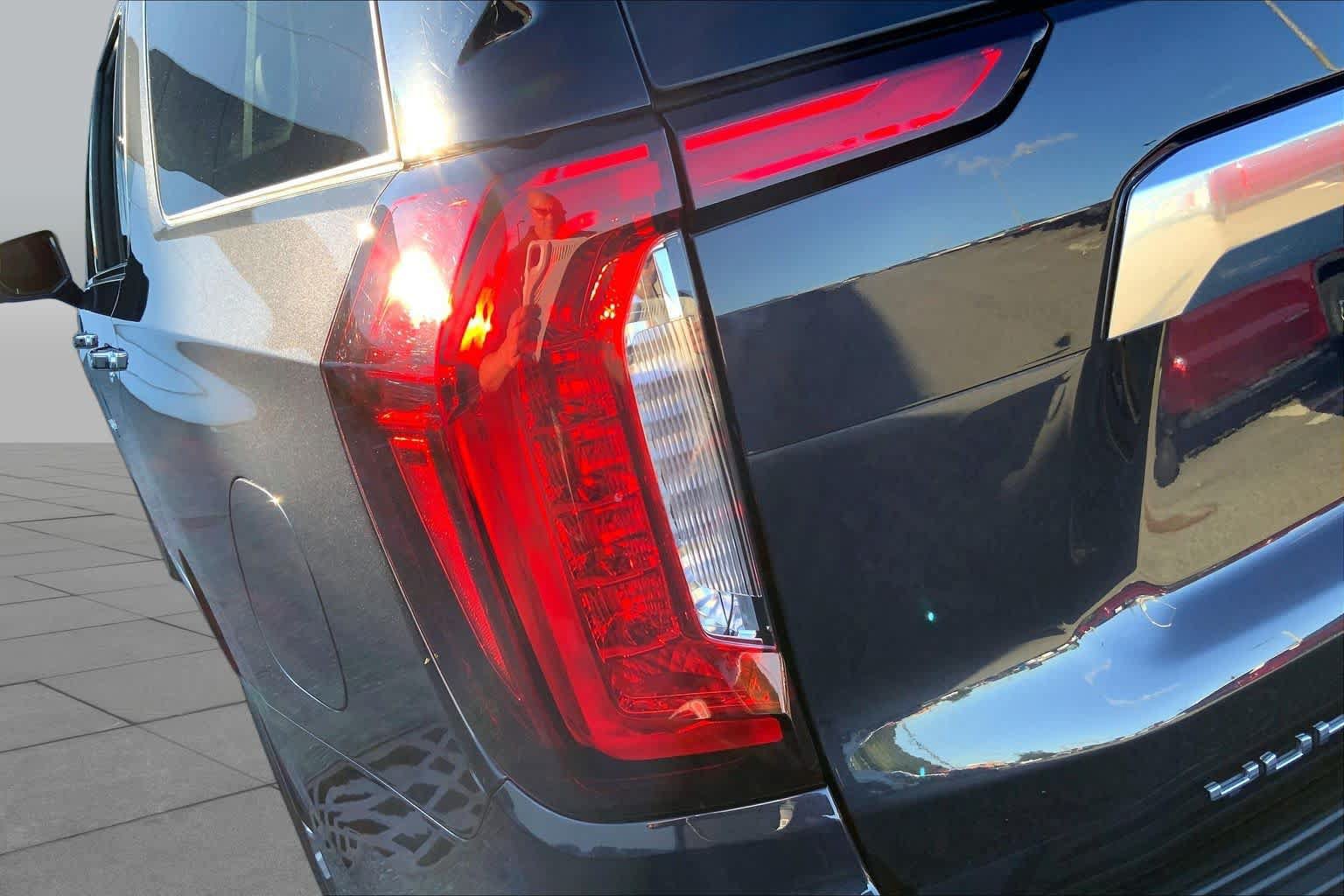 Used 2023 GMC Yukon XL Denali AWD/4WD image 28