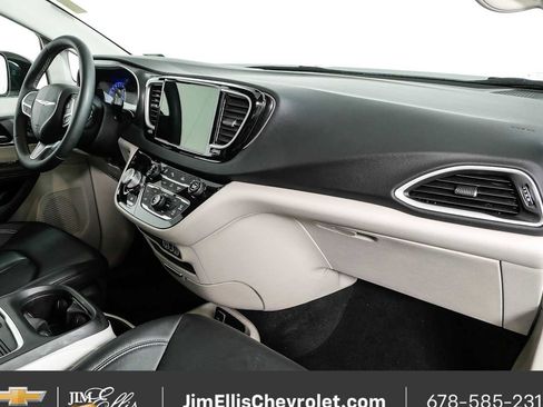 Used 2024 Chrysler Pacifica Touring-L FWD image 21