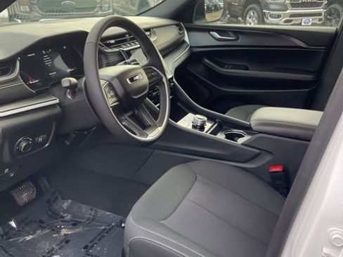 Used 2025 Jeep Grand Cherokee Laredo X image 22