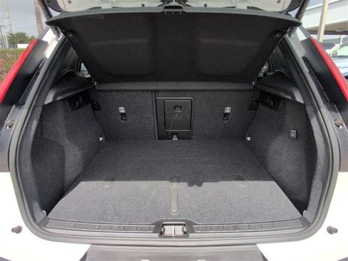 Used 2022 Volvo XC40 P8 Recharge Plus image 10