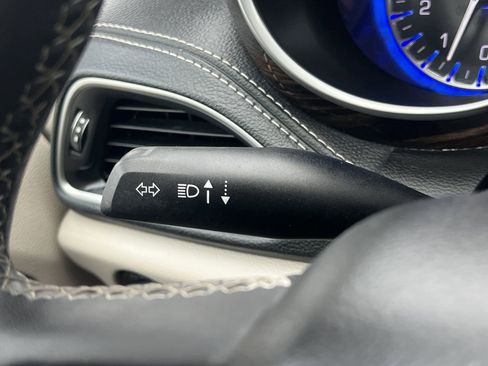 Used 2023 Chrysler Pacifica Limited image 14