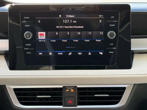 Certified 2025 Volkswagen Taos SE FWD image 18