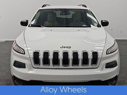 Used 2016 Jeep Cherokee Sport image 4