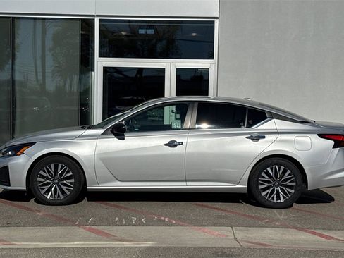 Used 2024 Nissan Altima 2.5 SV image 9