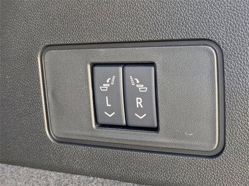 New 2025 Cadillac XT6 Luxury image 15