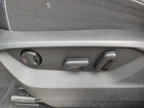 Used 2024 Volkswagen Atlas Cross Sport SE image 25