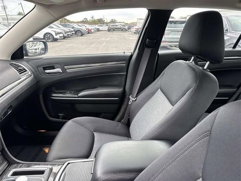 Used 2022 Chrysler 300 Touring w/ Sport Appearance Package image 30