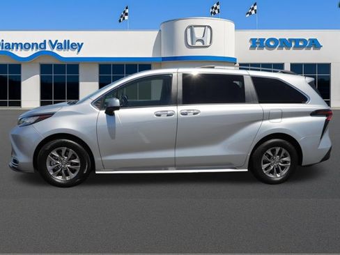 Used 2023 Toyota Sienna XLE FWD image 8