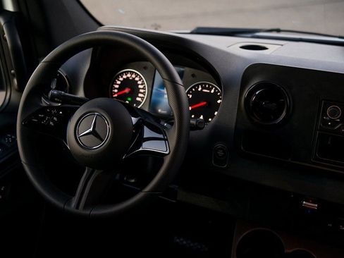 Used 2025 Mercedes-Benz Sprinter 2500 image 34