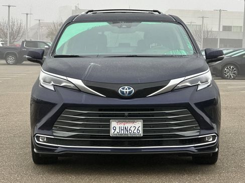 Used 2023 Toyota Sienna Platinum image 9