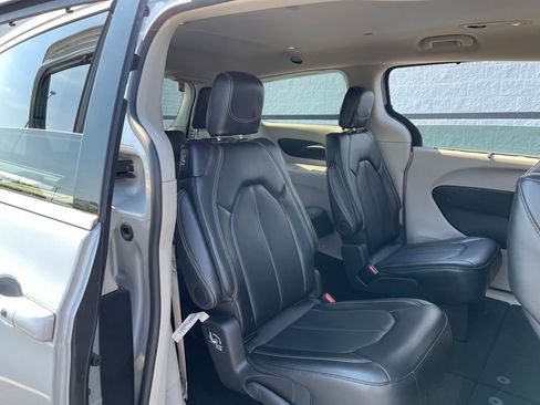 Used 2024 Chrysler Pacifica Touring-L FWD image 36