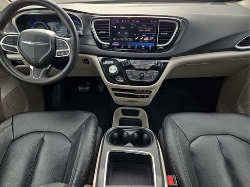 Used 2022 Chrysler Pacifica Touring-L FWD image 7