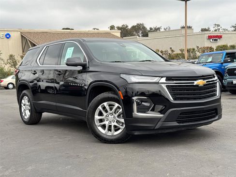 Used 2023 Chevrolet Traverse LS image 2