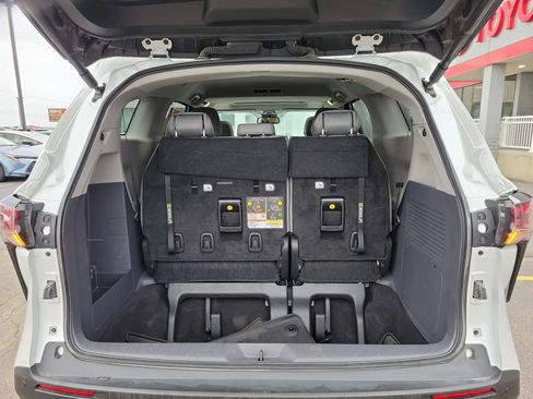 Used 2023 Toyota Sienna XLE image 8