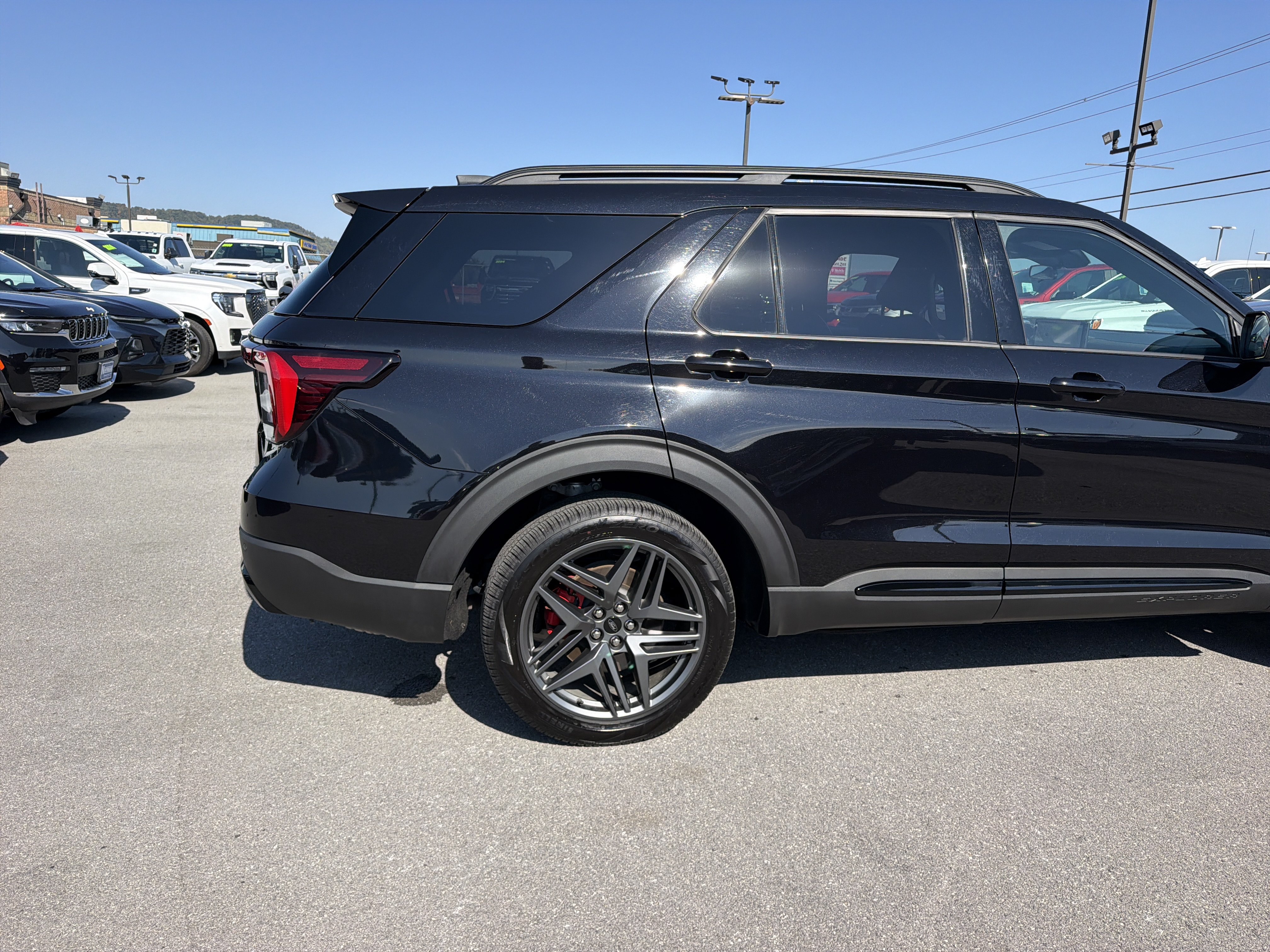 Used 2025 Ford Explorer ST-Line w/ ST-Line Street Pack AWD/4WD image 6