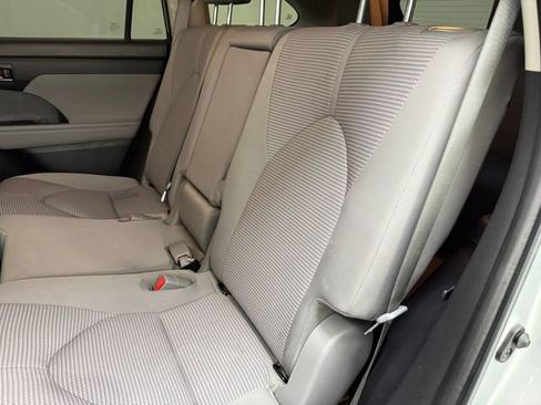 Used 2022 Toyota Highlander LE FWD image 34