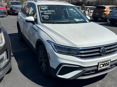 Used 2023 Volkswagen Tiguan SE image 2