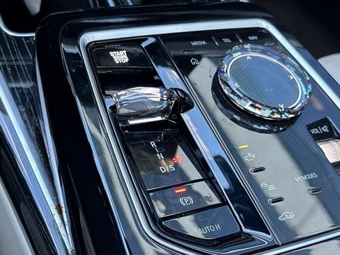 Used 2025 BMW 740i w/ Premium Package image 27