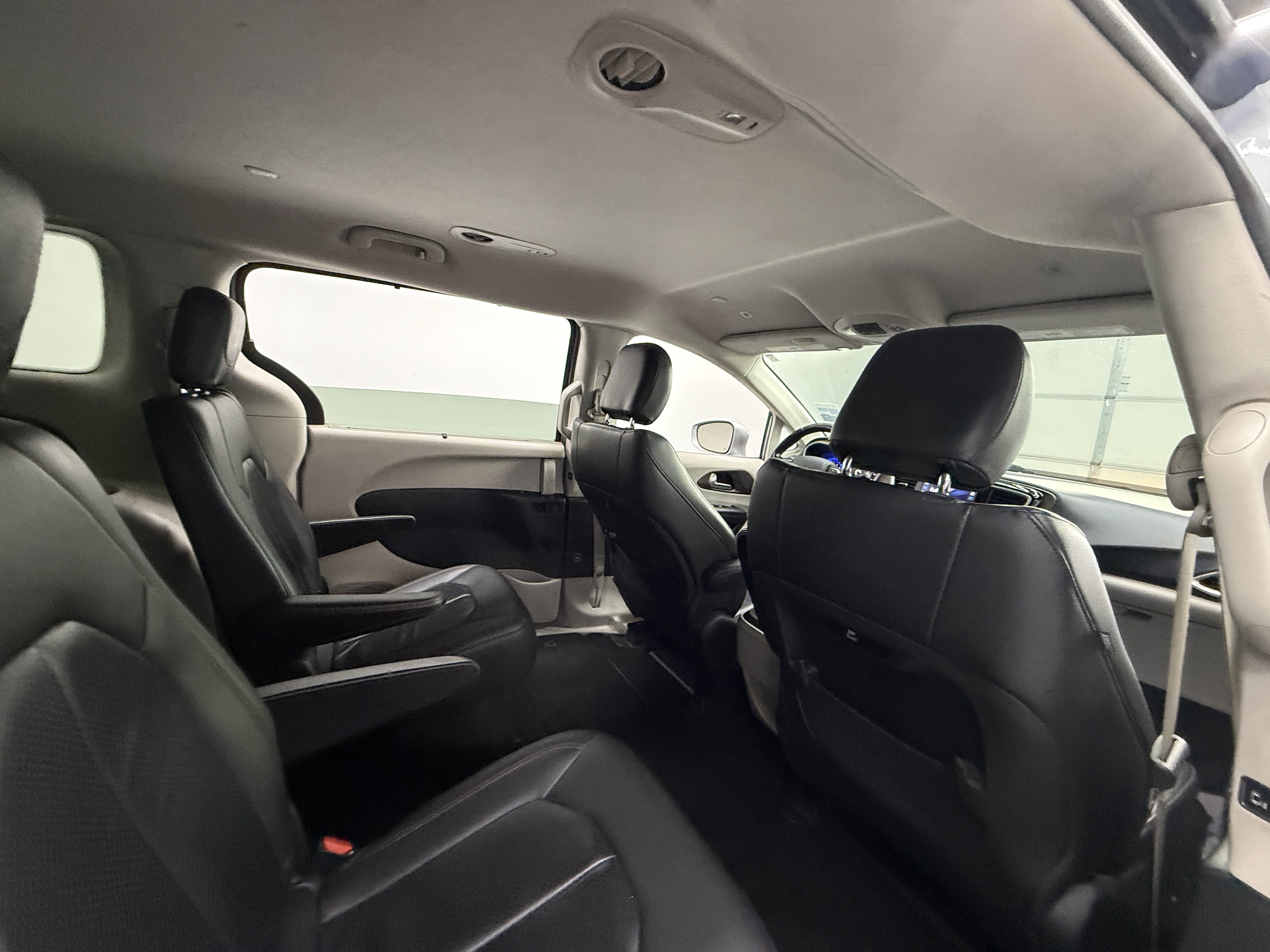 Used 2018 Chrysler Pacifica Touring-L FWD image 27