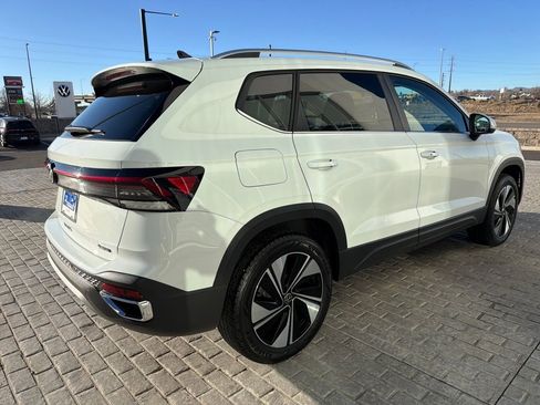 Certified 2025 Volkswagen Taos SE image 7