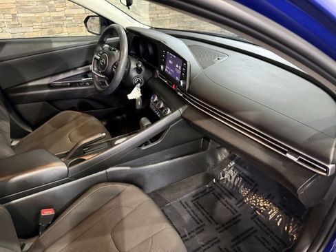 Used 2021 Hyundai Elantra SE image 3
