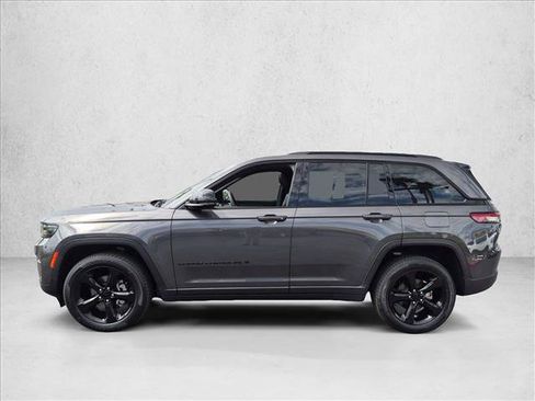 Used 2024 Jeep Grand Cherokee Altitude AWD/4WD image 9