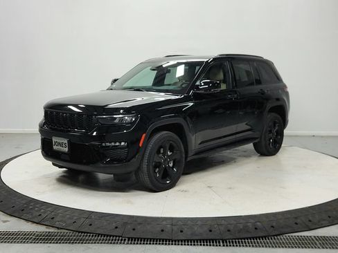 Used 2023 Jeep Grand Cherokee Limited w/ Luxury Tech Group II AWD/4WD image 4