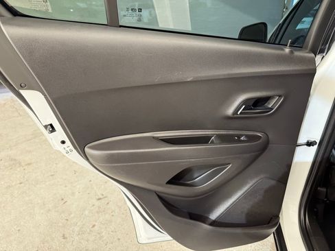 Used 2020 Chevrolet Trax LT w/ LT Convenience Package image 16