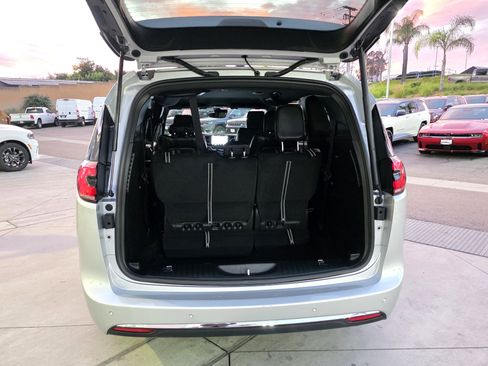 New 2026 Chrysler Pacifica Select image 16