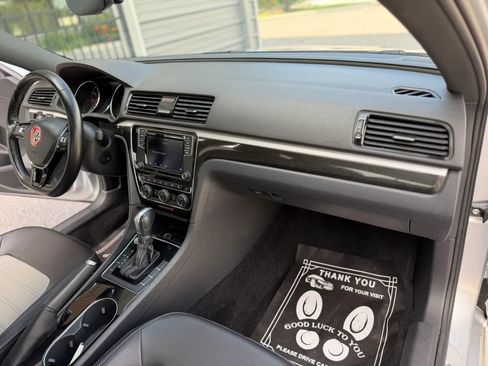 Used 2018 Volkswagen Passat 3.6 FWD image 16