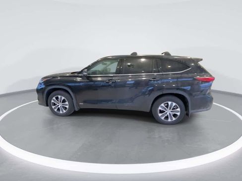 Used 2022 Toyota Highlander XLE AWD/4WD image 5