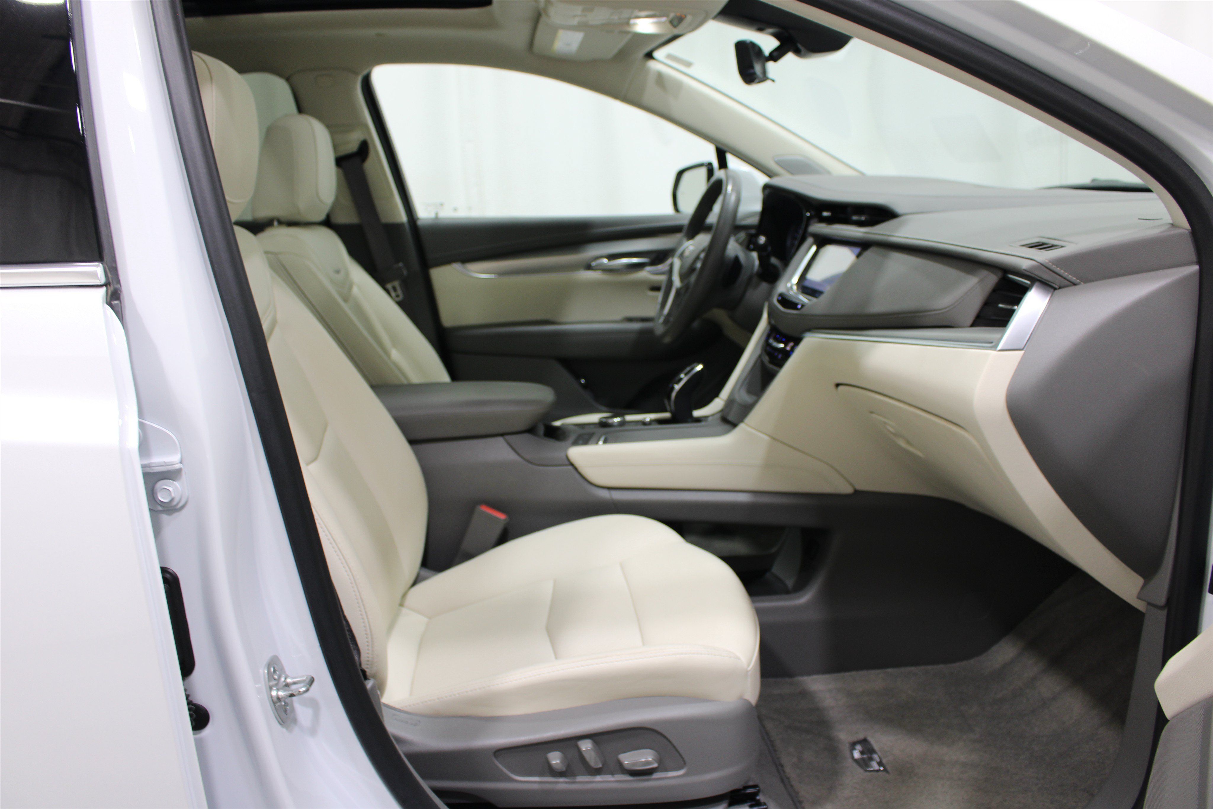 Used 2025 Cadillac XT5 Premium Luxury w/ Technology Package AWD/4WD image 30