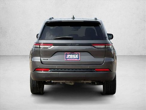 Used 2022 Jeep Grand Cherokee Altitude AWD/4WD image 7