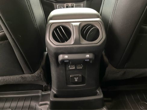 Used 2023 Jeep Wrangler Unlimited Sahara image 17