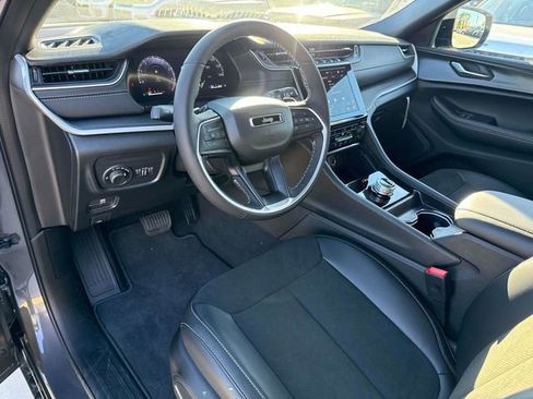 Used 2025 Jeep Grand Cherokee L Altitude RWD image 17